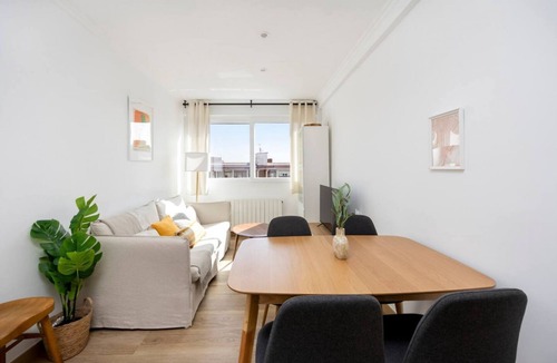 Cornella de Llobregat Apartment | Amazing and bright 3-bedroom home, nestled in the charming town of Cornellà de Llobregat, just a short 20-minute journey from the vibrant city of Barcelona.