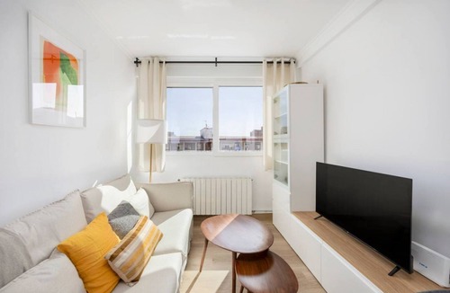 Cornella de Llobregat Apartment | Amazing and bright 3-bedroom home, nestled in the charming town of Cornellà de Llobregat, just a short 20-minute journey from the vibrant city of Barcelona.