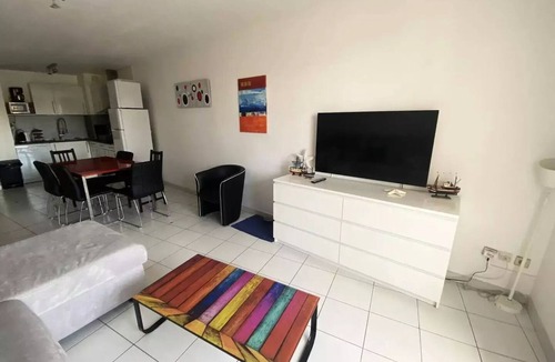 Le Port Apartment | Amirauté Three-Bedroom Apartments at the Marinas