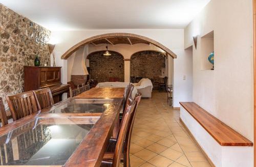 Sant Jaume de Llierca Apartment | Amplio Dúplex para Grupos con Terraza
