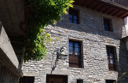 Biescas Apartment | Apartamento Bohemio, Acogedor y Tranquilo, Céntrico Cerca de Todo los Servicios