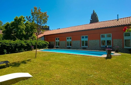 Alsasua Apartment | 'Apartamento P' with shared pool and garden, Wi-Fi and air conditioning