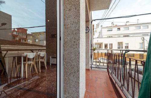 Vilassar de Mar Apartment | Apartamento Sant Mateu 25km BCN with Balcony, A/C & Wi-Fi
