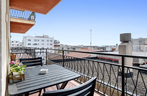 Torredembarra Apartment | Apartment '5 Minutos De La Playa Torredembarra' with Balcony, Wi-Fi and Air Conditioning