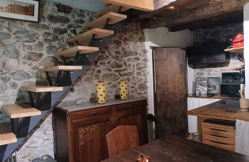 Balagueres House | Apartment 'Aile 2 Personnes Maison Ancienne' with Mountain View, Private Terrace and Wi-Fi