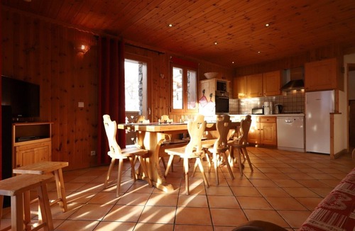 Bonneval-sur-Arc Apartment | Apartment 'Alpaga 8' with Private Terrace, Shared Garden and Wi-Fi