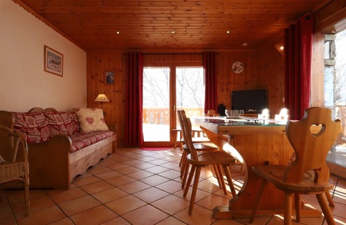 Bonneval-sur-Arc Apartment | Apartment 'Alpaga 8' with Private Terrace, Shared Garden and Wi-Fi
