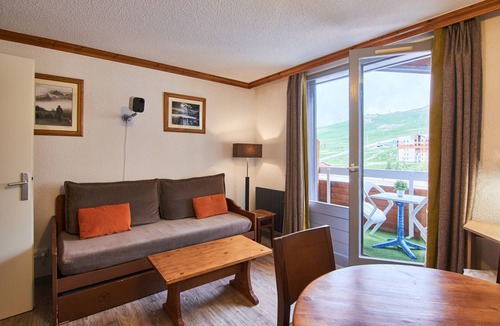 Bergers Apartment | Apartment 'Appartement Alpe D' Huez' with Mountain View, Balcony and Wi-Fi