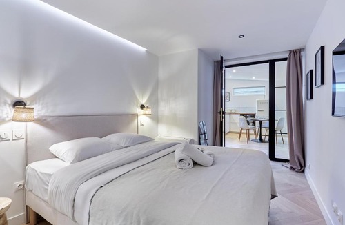 Quartier de la Plaine-de-Monceaux Apartment | Apartment Arc de Triomphe by Studio prestige