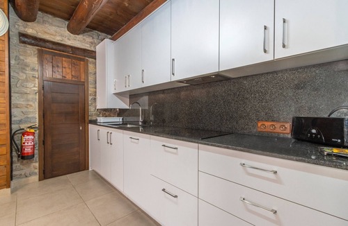 Borrastre House | Apartment 'Bachella' with Mountain View, Private Terrace and Wi-Fi