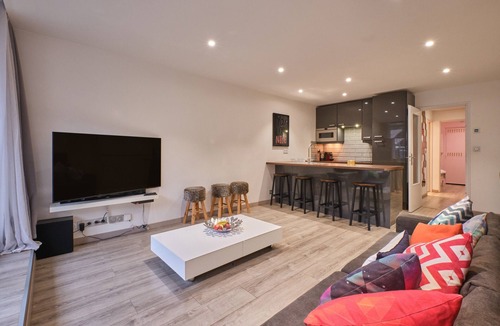 Mont-de-Lans Apartment | Apartment 'Boutique Central Les 2 Alpes' with Mountain View, Balcony and Wi-Fi