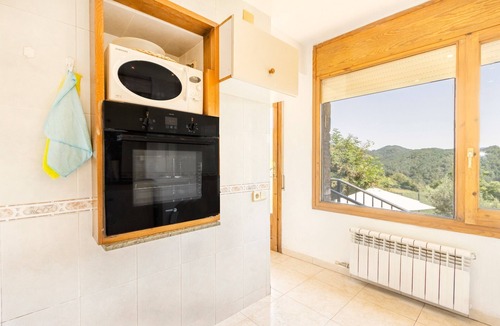 Borreda Apartment | Apartment 'Cal Confianza' with Mountain View, Private Garden and Wi-Fi