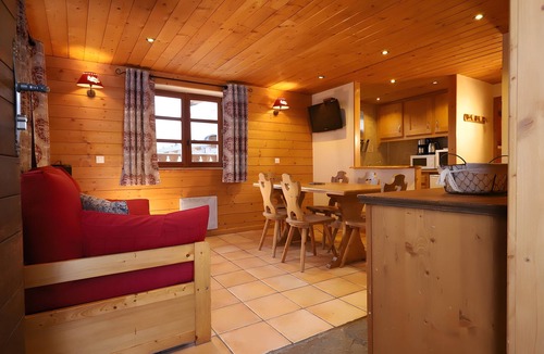 Bonneval-sur-Arc Apartment | Apartment “Chalet La Clavarine” with Mountain View and Wi-Fi