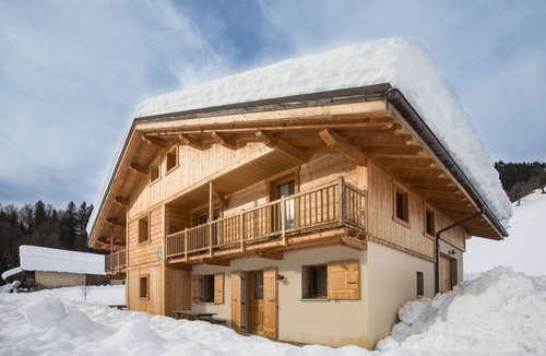 Hauteluce Apartment | Apartment 'Chalet Evasion - 13 People' with Mountain View, Shared Garden and Wi-Fi