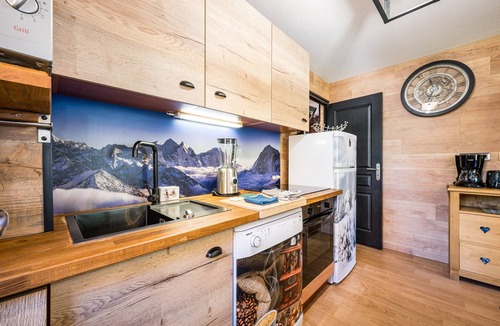 Valfrejus Apartment | Apartment 'Chalet Refuge Loup Blanc Valfréjus' with Mountain View, Balcony and Wi-Fi