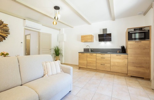 Eyguieres Apartment | Apartment 'Domaine De Meyrol - Gîte 1' with Mountain View, Wi-Fi and Air Conditioning
