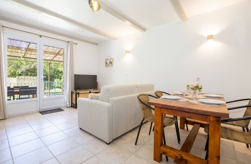 Eyguieres Apartment | Apartment 'Domaine De Meyrol - Gîte 1' with Mountain View, Wi-Fi and Air Conditioning