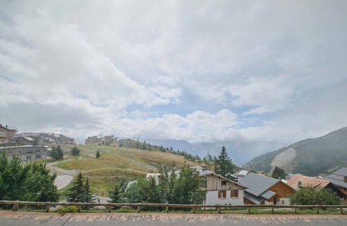 Eclose-Ouest Apartment | Apartment "Duplex" with Mountain View & Shared Pool