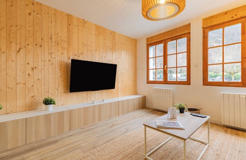 Ax-les-Thermes Apartment | Apartment for 4 people in the Blue House, 150 meters from the cable car