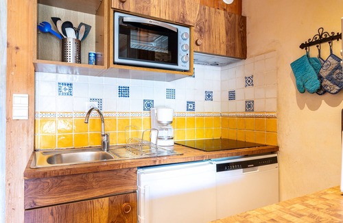 Champagny-en-Vanoise Apartment | Apartment 'Flocon' with Private Pool and Wi-Fi