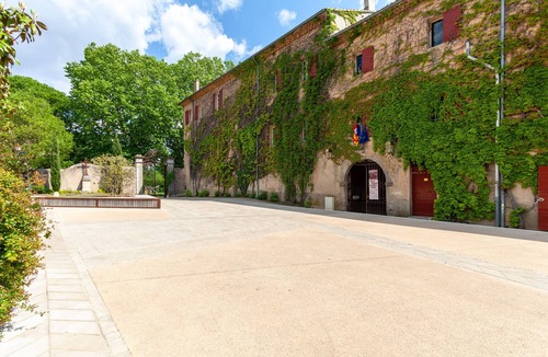 Chateauneuf-le-Rouge Apartment | Apartment 'Chateau En Provence' with Wi-Fi and Air Conditioning