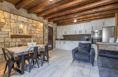 Borrastre House | Apartment 'Galamín' with Mountain View, Private Terrace and Wi-Fi