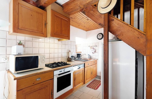 Dorres Apartment | Apartment 'Gîte Camporells' with Mountain View, Shared Garden and Wi-Fi