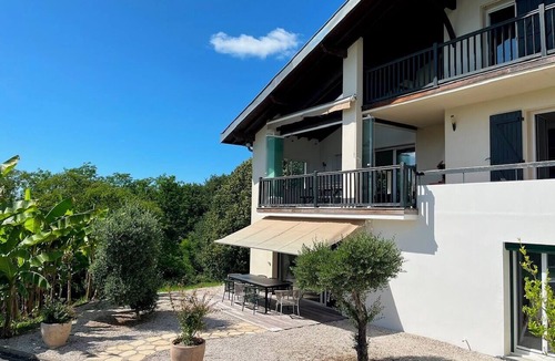 Briscous Apartment | Apartment in a Basque-style house, with a tree-lined garden, pool, hot tub, and ocean views; ideal for 6 people.