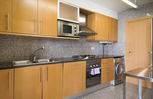 Sant Gervasi Apartment | Apartment in Sarrià Pedralbes w/Balcony for 6