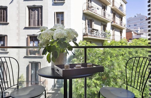 Sant Gervasi Apartment | Apartment in Sarrià Pedralbes w/Balcony for 6