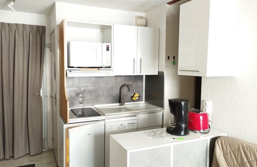 Eclose-Est Apartment | Apartment in south orientation residence