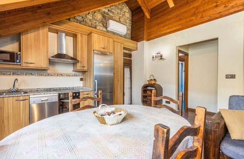 Borrastre House | Apartment 'Larrás' with Mountain Views, Shared Garden and Wi-Fi