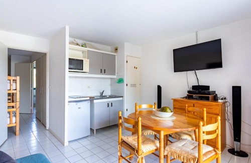 Le Lavandou Apartment | Apartment Le Domaine d'Azur-3 by Interhome
