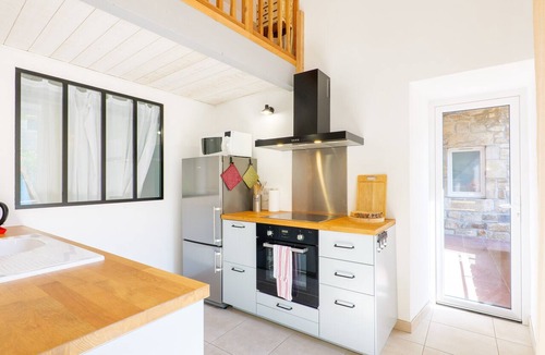 Les Vans Apartment | Apartment “Le Petit Manoir Shared Pool” with Balcony, Wi-Fi, and Air Conditioning