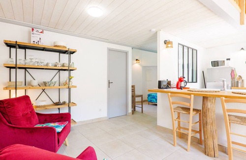 Les Vans Apartment | Apartment “Le Petit Manoir Shared Pool” with Balcony, Wi-Fi, and Air Conditioning