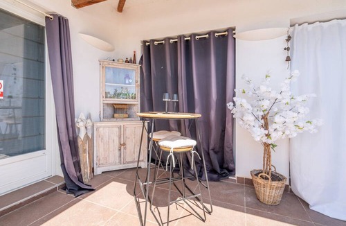 Gruissan Apartment | Apartment “Maison d’Odette” with Lagoon View, Wi-Fi, and Air Conditioning