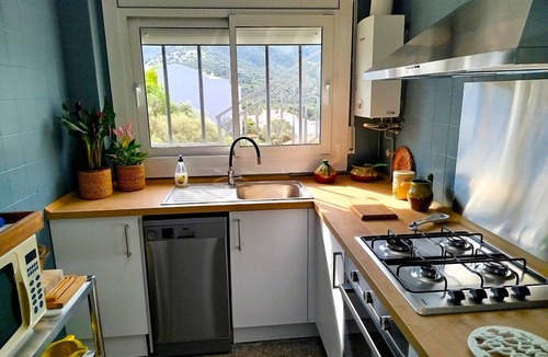 Llanca Apartment | Apartment 'Marval' with Sea View, Wi-Fi and Air Conditioning