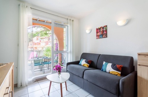 Cerbere Apartment | Apartment 'Meu Delit' with Shared Pool, Private Terrace and Private Garden