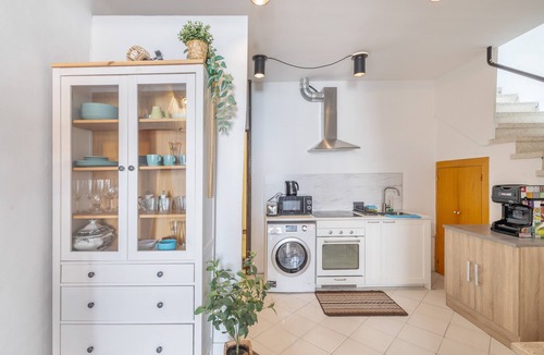 Arenys de Mar Apartment | Apartment 'Portblanc' with Balcony, Wi-Fi and Air Conditioning
