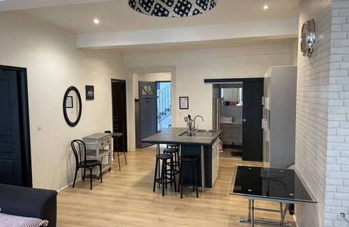 Bourg-les-Valence Apartment | Apartment-Private Bathroom-Le Bureau du Maire