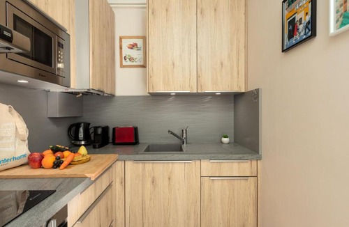 Lunel Apartment | Apartment Résidence les Roses by Interhome