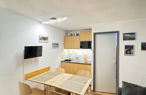 Reberty Apartment | APARTMENT sleeps 4. TRACK FEET. Departure and return to ski. Studio cabin.