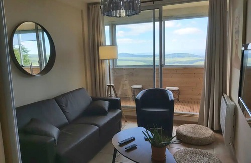 Besse-et-Saint-Anastaise Apartment | Apartment 'Superbe Appartement Avec Loggia' with Mountain View, Private Terrace and Wi-Fi