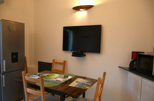 Lioux Apartment | Apartment 'Villa Les Lauriers' with Shared Terrace, Wi-Fi and Air Conditioning