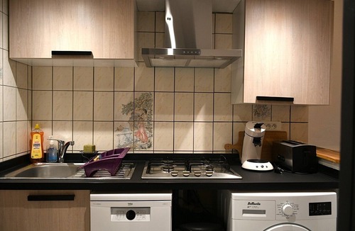 Lioux Apartment | Apartment 'Villa Les Lauriers' with Shared Terrace, Wi-Fi and Air Conditioning
