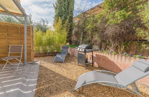Lioux Apartment | Apartment 'Villa Les Lauriers' with Shared Terrace, Wi-Fi and Air Conditioning