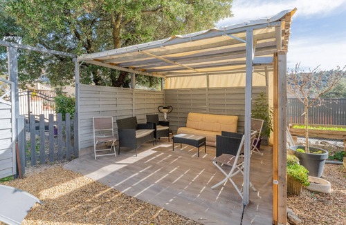 Lioux Apartment | Apartment 'Villa Les Lauriers' with Shared Terrace, Wi-Fi and Air Conditioning