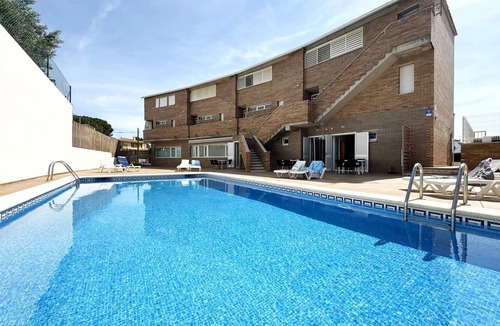 L'Escala Apartment | Apartment with community pool 5 minutes walk from the beach
