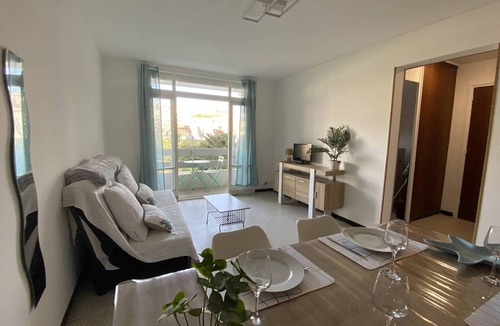 La Jetee Apartment | Apartment with parking, pets welcome - 4 guests