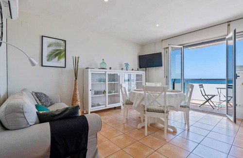 Torredembarra Apartment | Apartment with terrace and frontal sea views